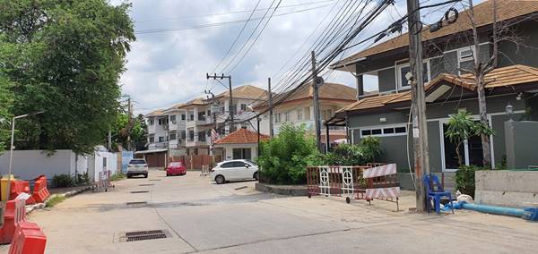 ขายบ้านพร้อมที่ดิน ถนนสุขุมวิท 101/1 ซ.วชิรธรรม 43 มี 4 หลัง เนื้อที่ 1 ไร่ 130 ตรว.